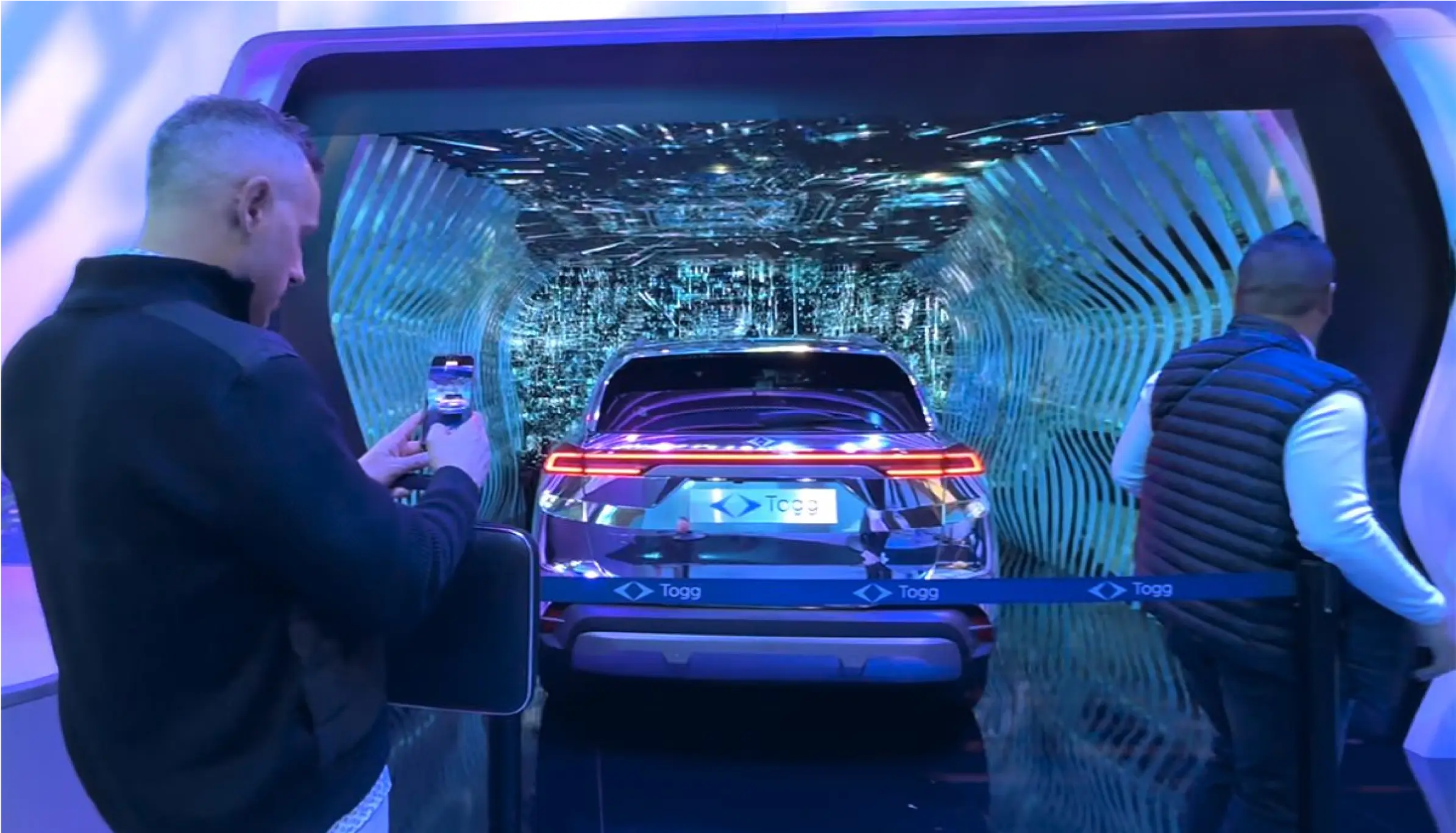 The vehicle and surrounding installation